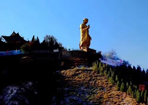 深秋的兰州名胜猪驮山万山红遍甚是壮观成为一道靓丽的风景线