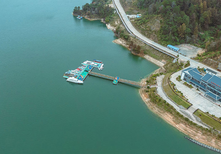 东边“非遗土楼”、西面“龙湖水幽”，