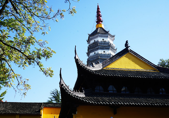 沐浴江风，古寺清幽，这座小城坐拥万里