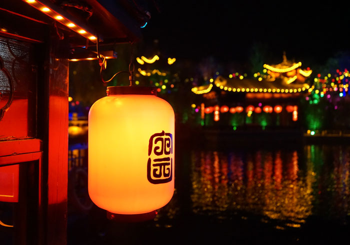 低调景区临清东宛园，夜色迷透着唐风宋韵