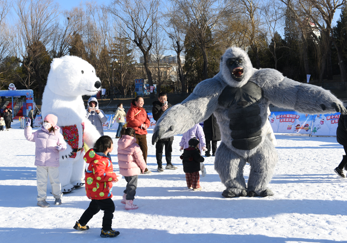 元旦首日，北京近30万游客乐游公园 