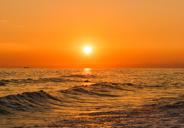 北海涠洲岛遇见最美日落，蔚蓝大海风景如画，游客来了就不想离开