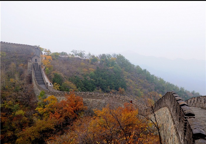  暮秋时节登长城，遥看绵延起伏的长城古道