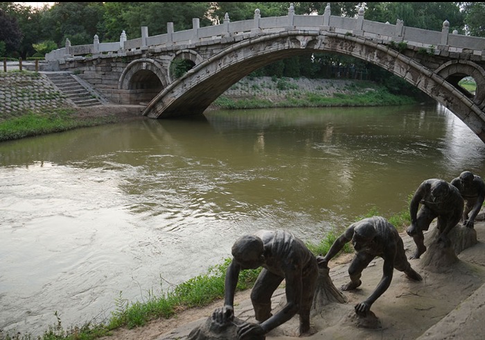 这座古桥堪比赵州桥，鱼化石清晰可见