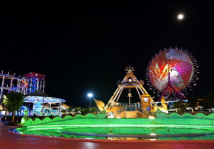 芒市傣家古镇，夜色里的傣风烟火与新奇