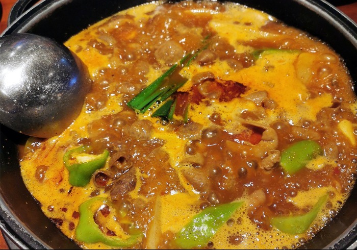 一口火辣肥肠锅，唤醒旧味与新识