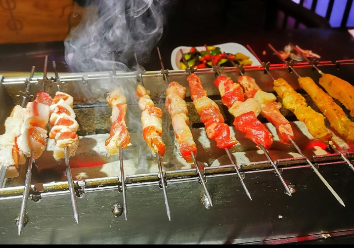 房山大学城夜话：“很久故事”烤串坊里