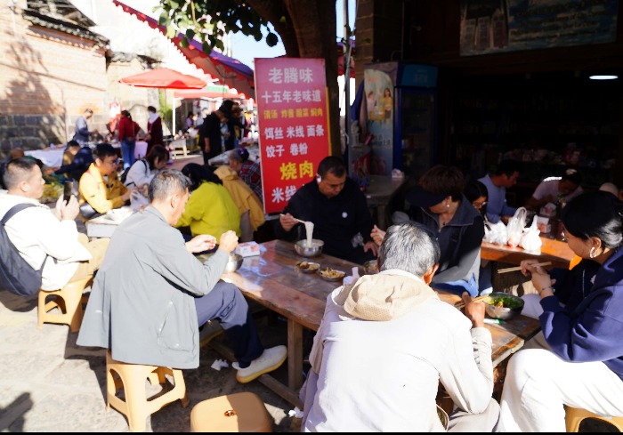 腾冲下绮罗早市，六百年古镇的烟火与惊