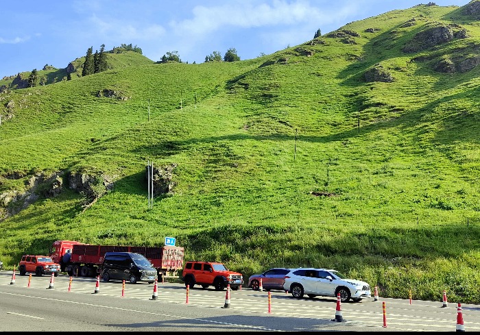 纵驰独库公路，阅尽天山四季